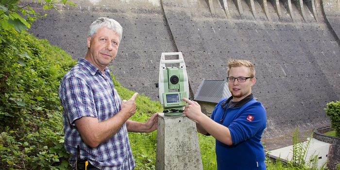 Foto (Liane Nagel): v.l. Andreas Orbach und Jan Suffner mit dem Tachymeter bei der Messung